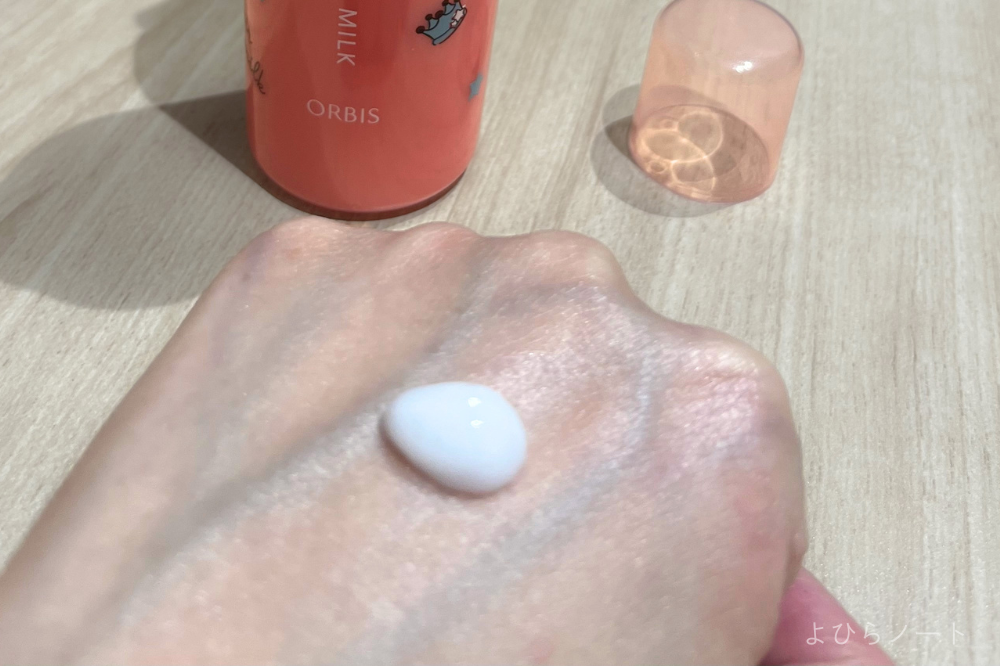 オルビス エッセンスインヘアミルクを手の甲に出している写真。