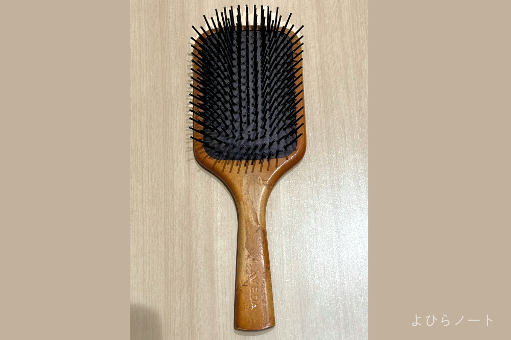 10年以上使用中のアヴェダ パドルブラシ（通常サイズ）の全体がわかる写真。
